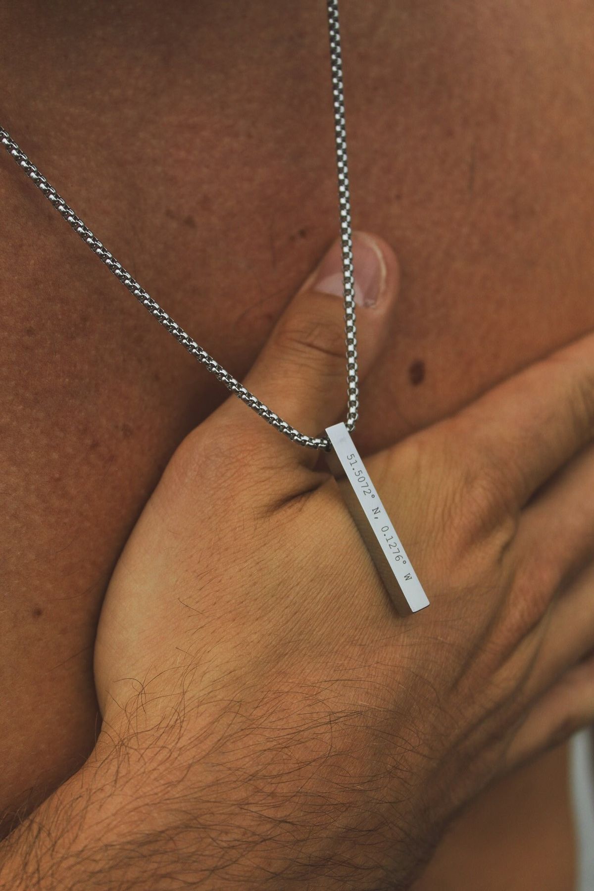 Personalized Horizontal Bar Name Necklace for Men & Women – Custom Engraved Pendant